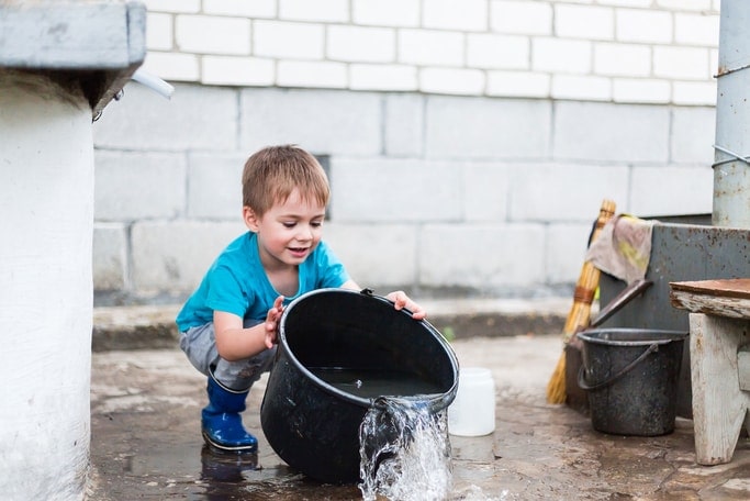 Kind entsorgt Schmutzwasser